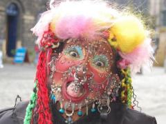 Imagine ȘOCANTĂ! Femeia cu sute de piercing-uri!