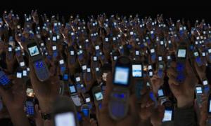 Incredibil. Cum ne poate afecta sănătatea lumina albastră a telefonului mobil!