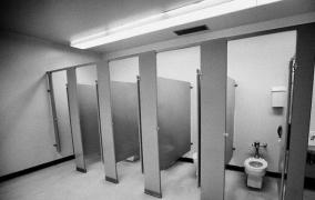 Elevă cu nevoi speciale, VIOLATĂ în şcoală