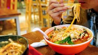 Punea OPIUM în MÂNCARE ca să aibă succes RESTAURANTUL!