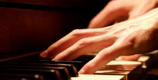 Lovit de fulger, un chirurg a devenit pianist după ce era să-și piardă viața!