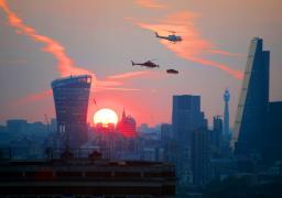 Un ELICOPTER și o MAȘINĂ au APĂRUT PE CER! Explicația?