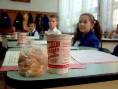 Schimbare MAJORĂ PENTRU ELEVI! Cornul şi laptele ar putea ajunge doar la o parte dintre ei