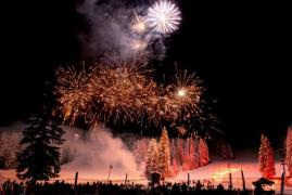 Au zis "DA!" chiar de Revelion! Tradiţia încheierii de căsătorie sub Poarta Sărutului a fost ţinută şi anul acesta