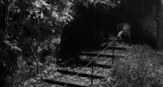 VIDEO HORROR! O femeie POSEDATĂ bântuie un oraș întreg!