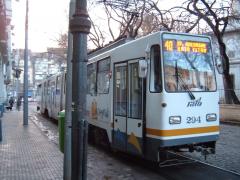 Bătrână scăpată ca prin minune după ce a fost prinsă sub un tramvai din Capitală