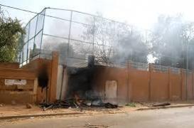 Trei biserici incendiate la Niamey, unde se extind manifestaţiile contra Charlie Hebdo