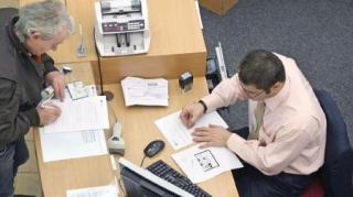 Angajat al unei bănci, cercetat după ce a scos fraudulos peste 560.000 de lei din contul unui client