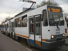 Circulaţie blocată! Maşină RĂSTURNATĂ pe linia tramvaiului 41