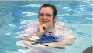 Caz UNIC! Ce poate să facă o femeie când intră în apă îi LASĂ PE TOŢI FĂRĂ CUVINTE