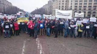 Peste 3.500 de români cu credite în franci au ieşit în stradă