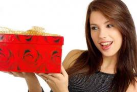 O treime dintre români oferă lunar cadouri spontane