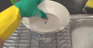 Nu ai timp să SPELI VASELE? Iată cel mai SIMPLU și RAPID mod de a scăpa de muntele de vase din chiuvetă