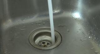 Cu DOUĂ INGREDIENTE din bucătăria ta desfunzi țevile și alungi mirosul neplăcut