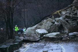Circulație rutieră dificilă în Clisura Dunării din cauza căderilor de stânci și pământ
