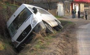 ACCIDENT la Suceava! Un microbuz cu ucrainieni S-A RĂSTURNAT