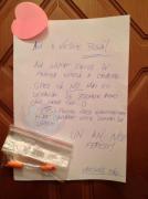 Mai AMUZANT nu se poate! Mesajul ULUITOR pe care un CUPLU IUBĂREȚ l-a LIPIT PE UȘA VECINULUI!