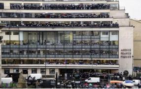 OMAGIU! O fotografie dedicată echipei redacţionale "Charlie Hebdo" a emoţionat o lume întreagă