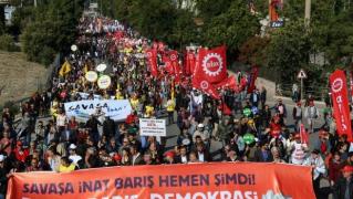 După atentate, 10.000 de turci au ieșit pe străzi. De ce protestează