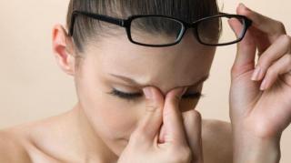 Ai MIGRENE? VEZI lista-neagră a alimentelor care o declanșează!