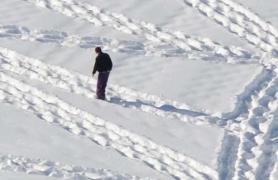 Pare doar un CIUDAT care merge de nebun prin zăpadă. Priveşte apoi mai bine imaginea de ansamblu. Vei fi UIMIT!