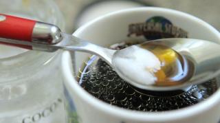 A pus ulei în cafea în fiecare dimineaţă! Rezultatul a fost spectaculos