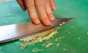 Și TU faci această GREȘEALĂ când prepari MUJDEIUL. Iată ce nu trebuie să adaugi niciodată peste usturoi!