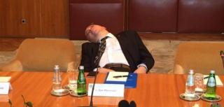 IMAGINEA ZILEI: şeful cancelariei prezidenţiale, Dan Mihalache,  surprins în timp ce doarme în timpul unei întâlniri oficiale