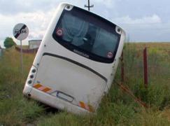 Cluj: Un autocar cu 40 de muncitori S-A RĂSTURNAT într-un șanț