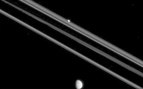 NASA  a făcut publică IMAGINEA SĂPTĂMÂNII! Două lumi apropiate, dar diferite