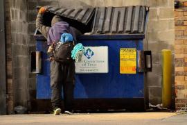 Cei care caută în gunoaie vor fi declarați HOȚI în două orașe din România