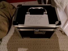 Soțul a plecat, iar soția a găsit în debara un cufăr și un bilet. L-a deschis și a început să plângă