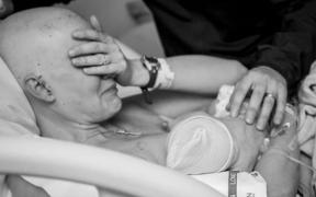 A trecut printr-un IAD ca să-și țină bebelușul în BRAȚE. Povestea unei MAME care a impresionat O LUME!