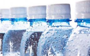 Adevărul te va îngrozi! Tu recunoşti semnele de pe sticla ta de apă din plastic? DETALIUL pe care NU îl ŞTIA NIMENI PÂNĂ ACUM