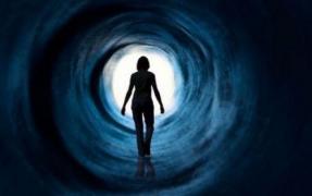 E singura fiinţă nemuritoare din lumea întreagă: îmbătrâneşte, dar are capacitatea de a inversa acest proces şi de a întineri