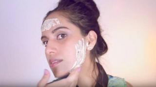 Şi-a uns pielea de pe faţă cu ulei şi tărâţe de grâu! Iată cum arată acum