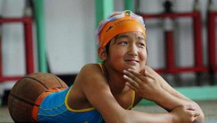 I se spune fetiţa minge, însă este o dovadă de curaj! A devenit campioană la înot după ce a rămas fără picioare