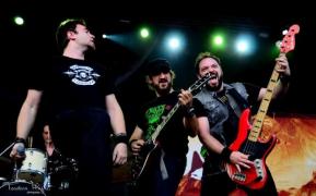 "Arde ceva acolo şi asta nu e în program, are cineva un extinctor?" Și a râs.