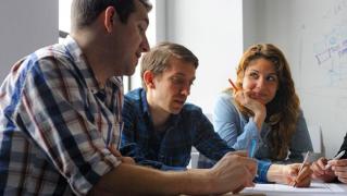 De ce tot mai mulți români aleg să își trimită copiii să studieze în străinătate. Cât scot din buzunar