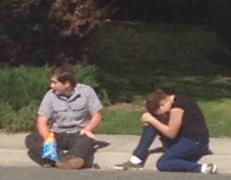 Ce face acest băiat, în timp ce se desparte de iubita sa, aflată în lacrimi? Reacția e uluitoare!