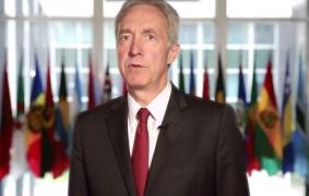 Ambasadorul SUA a mers la locul tragediei, unde a adus flori şi a aprins lumânări