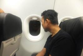 S-a uitat pe geamul avionului şi a observat CEVA TERIFIANT! Aeronava a aterizat de urgenţă