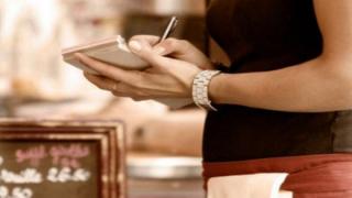 A fost șocată! În loc de bacşiş, a primit de la o clientă geloasă un bilet cu un mesaj răutăcios. Răspunsul chelneriţei a devenit viral