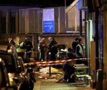 Cearșafuri aruncate de la balcoane pentru acoperirea cadavrelor