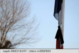 Solidaritate pentru francezi! Flori, lacrimi și drapelul coborât în bernă