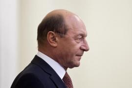 Băsescu: "Să ținem un moment de reculegere pentru Colectiv și pentru cei ce au murit în atacurile de la Paris"