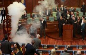 Gaze lacrimogene și spray paralizant în parlament în semn de protest!