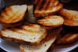 Obişnuieşti să mănânci PÂINE PRĂJITĂ? E GRAV! Iată ce se întâmplă în CORPUL tău când o consumi