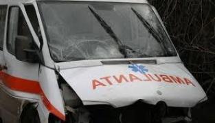 ACCIDENT la Arad: O ambulanţă cu un pacient s-a ciocnit cu un microbuz. Două persoane sunt rănite