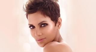 Gafă îngrozitoare pe covorul roșu! Află cum și-a făcut apariția faimoasa actriță!